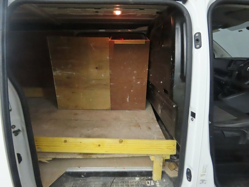 Vauxhall Vivaro 1.5L Edition White #6