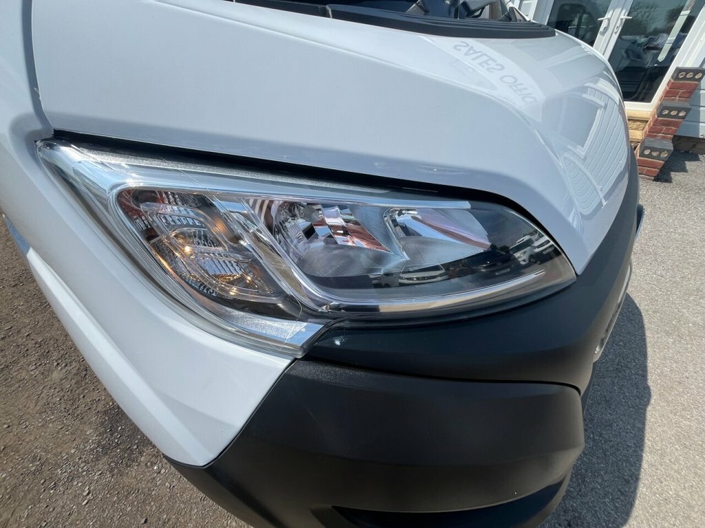Vauxhall Movano 2L Prime White #3