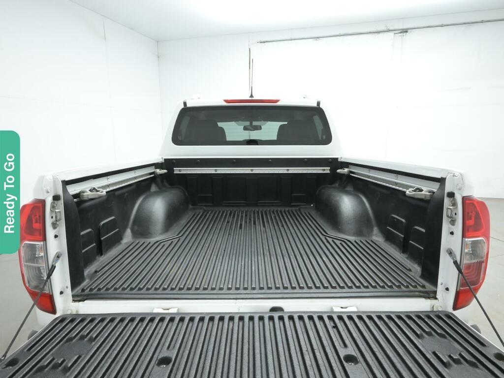 Nissan Navara 2.3 Dci Tekna Pickup Double Cab 4W White #3
