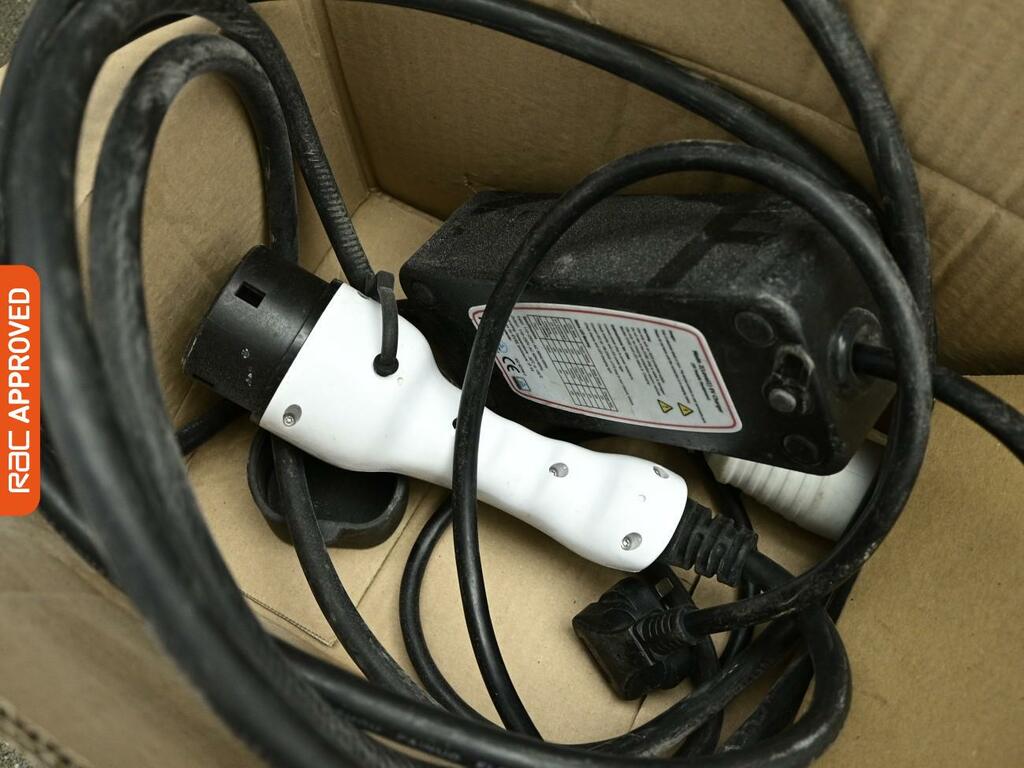 LEVC VN5 31Kwh Business Panel Van Plug-in Hybrid White #3