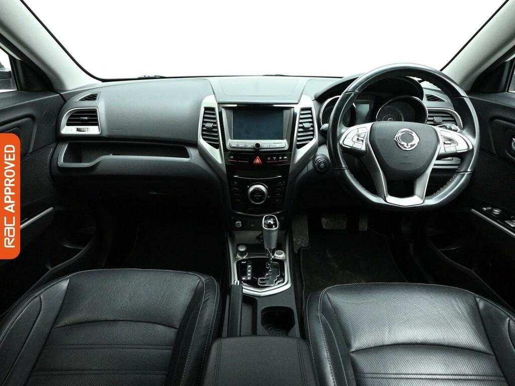 SsangYong Tivoli 1.6 E-xdi Elx Red Edition Suv Euro White #2