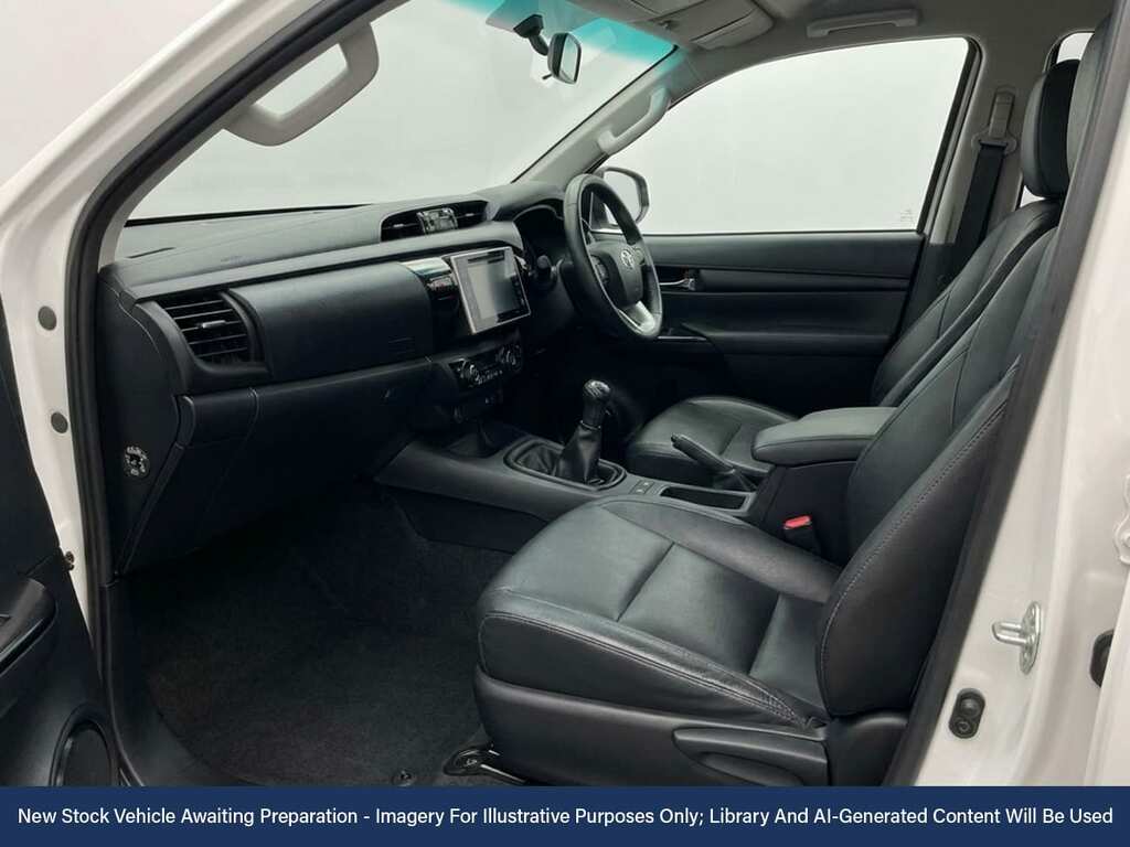 Toyota HILUX 2.4 D-4d Active Narrow Body Pickup Manu White #2