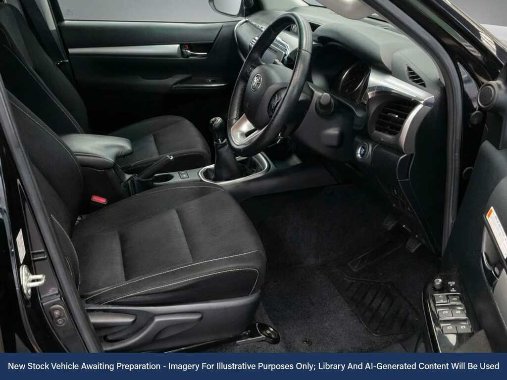 Toyota HILUX 2.4 D-4d Invincible Pickup Double Cab M Black #3
