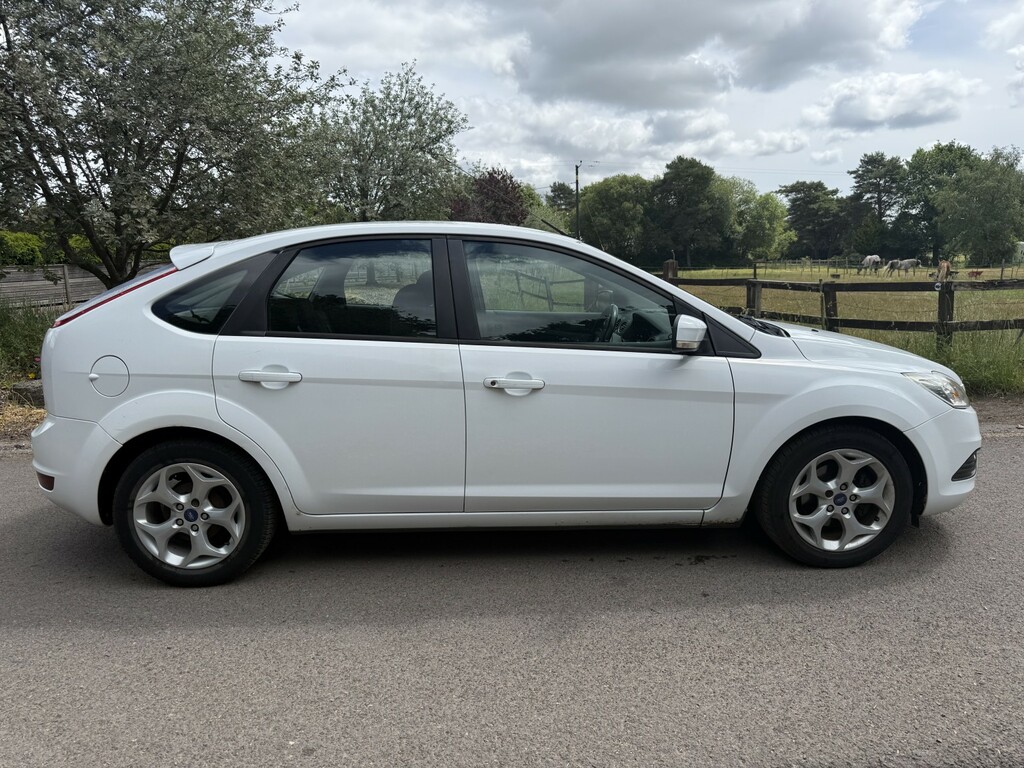Ford Focus 1.6 Sport 2011 SH11FBZ White #4