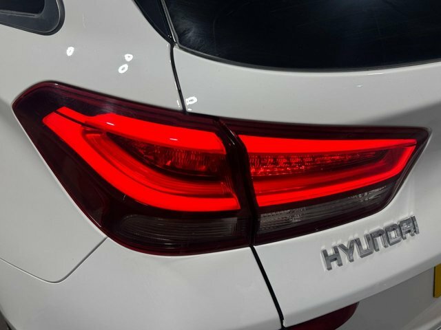 Hyundai I30 Crdi Premium Tourer White #6
