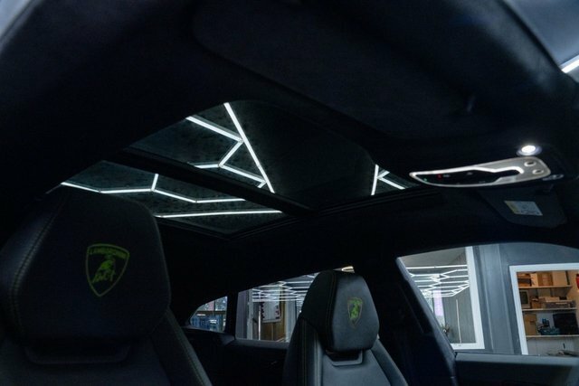 Lamborghini Urus V8 Black #18