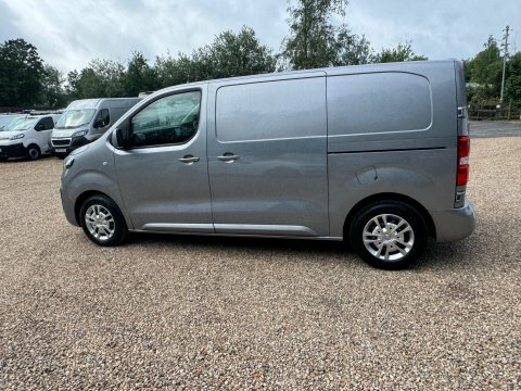 Vauxhall Vivaro 1.5L Sportive White #9