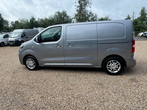 Vauxhall Vivaro 1.5L Sportive White #10