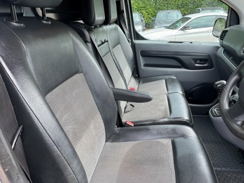 Vauxhall Vivaro 1.5L Sportive White #36
