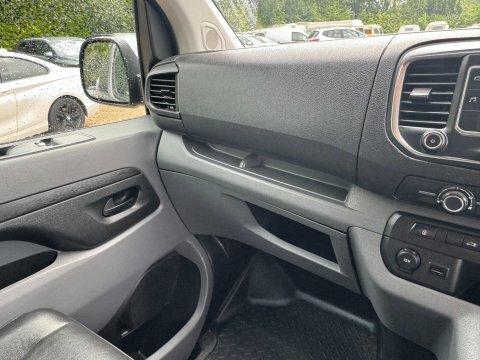 Vauxhall Vivaro 1.5L Sportive White #44