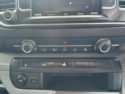 Vauxhall Vivaro 1.5L Sportive White #40