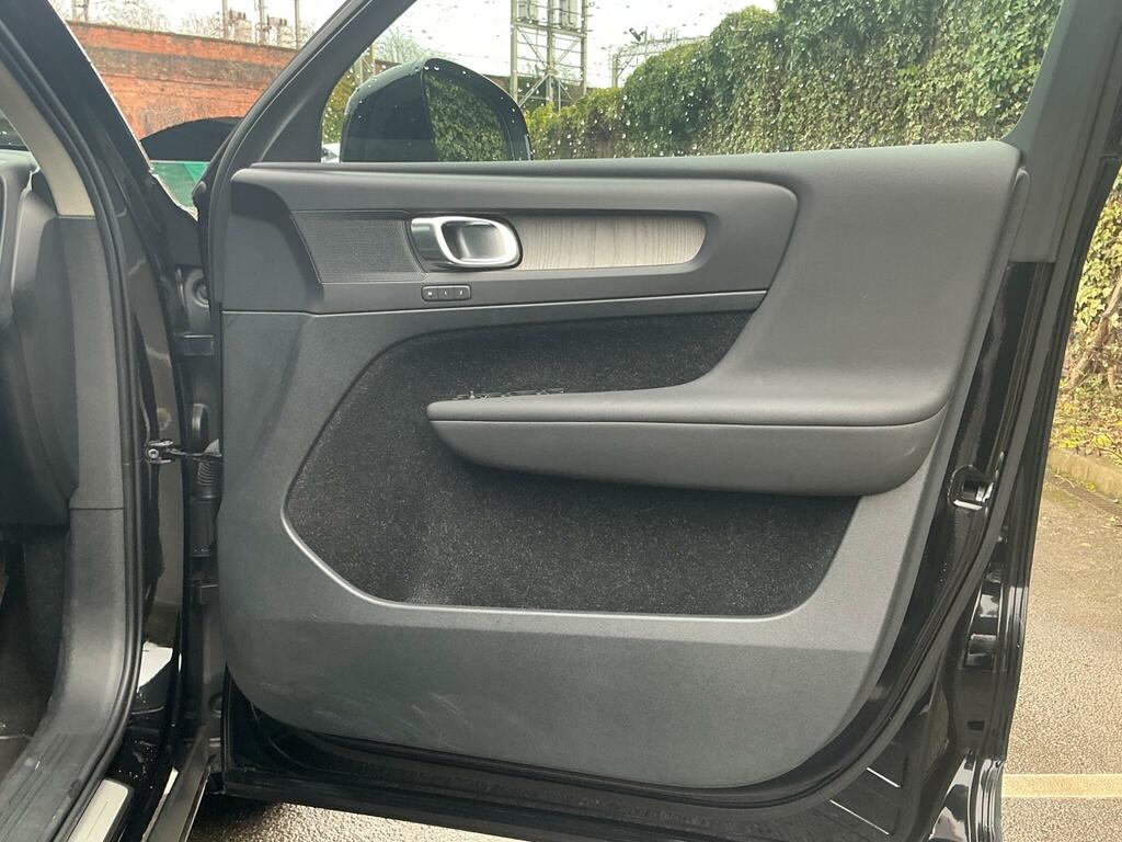 Volvo XC40 T3 R-design Black #25