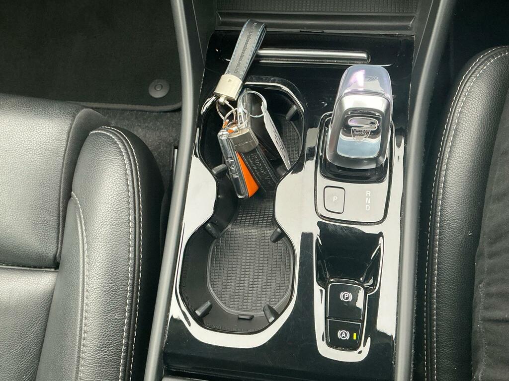 Volvo XC40 T3 R-design Black #12