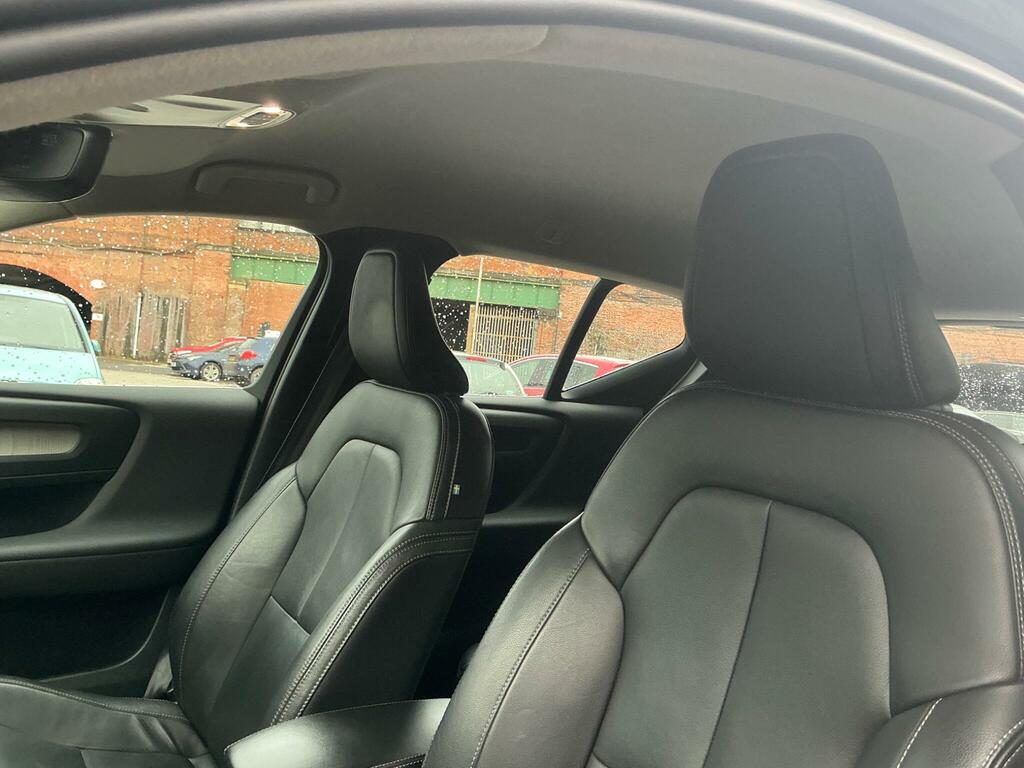 Volvo XC40 T3 R-design Black #48
