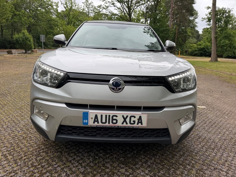 SsangYong Tivoli Elx White #11