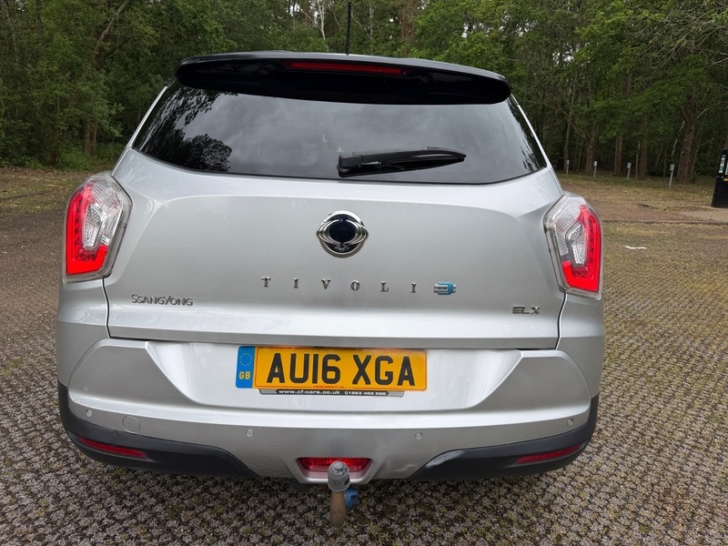 SsangYong Tivoli Elx White #10