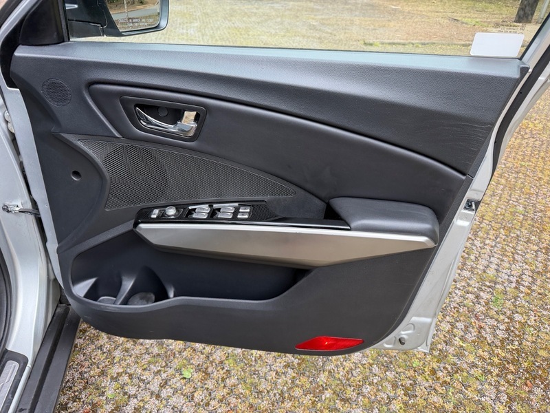 SsangYong Tivoli Elx White #51