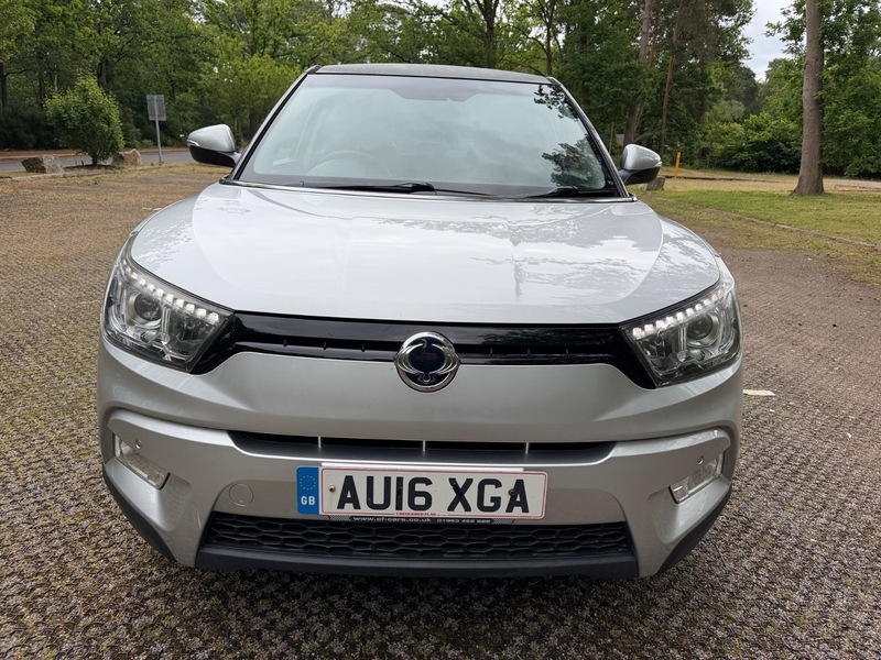 SsangYong Tivoli Elx White #9