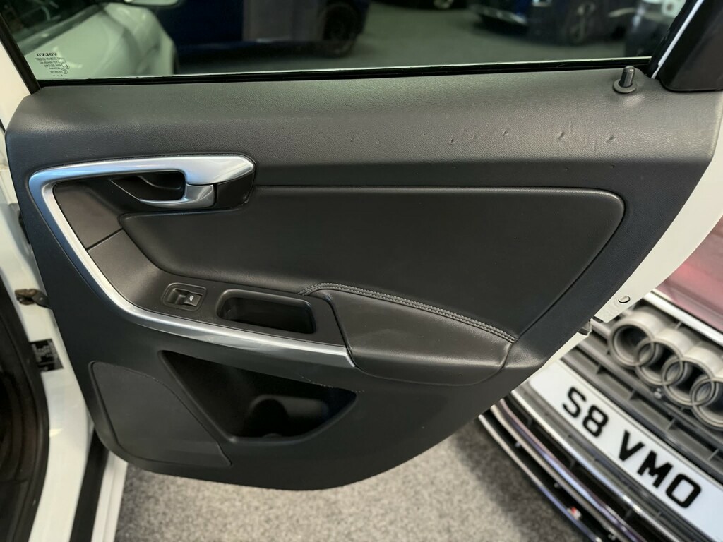 Volvo XC60 R-design White #43