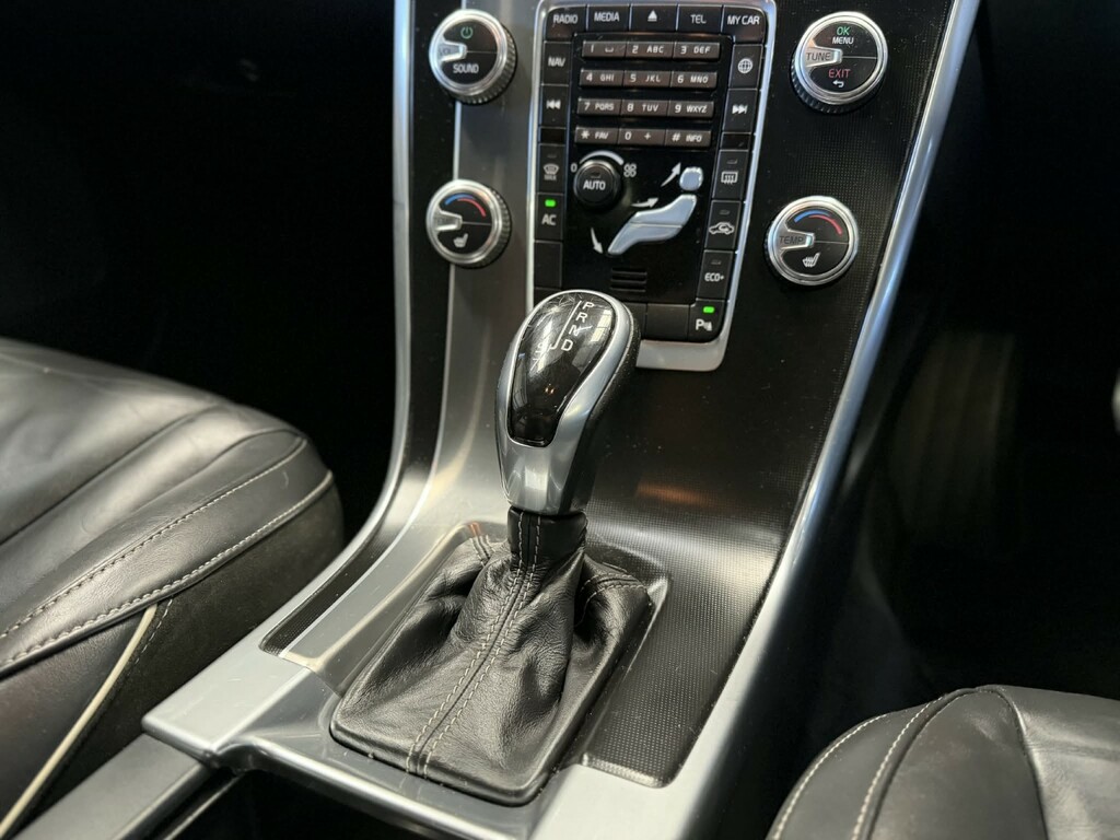 Volvo XC60 R-design White #34