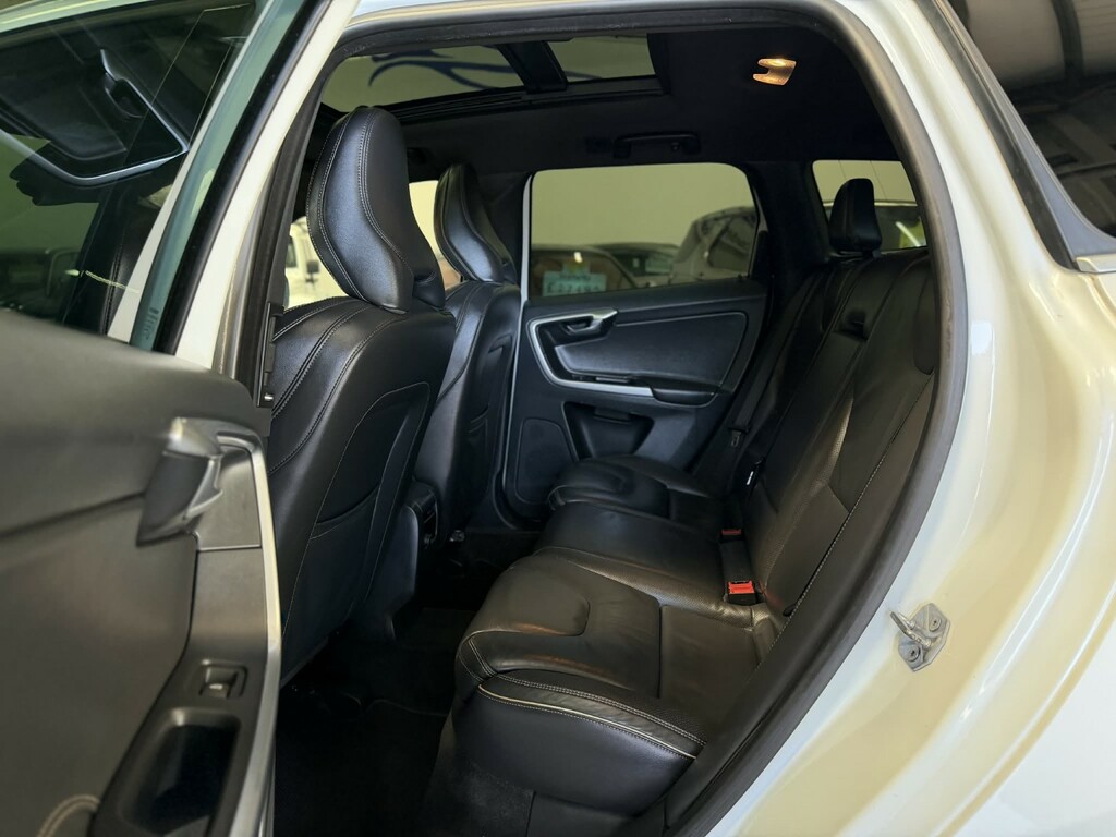 Volvo XC60 R-design White #37