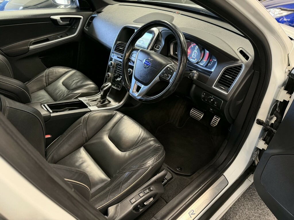 Volvo XC60 R-design White #35