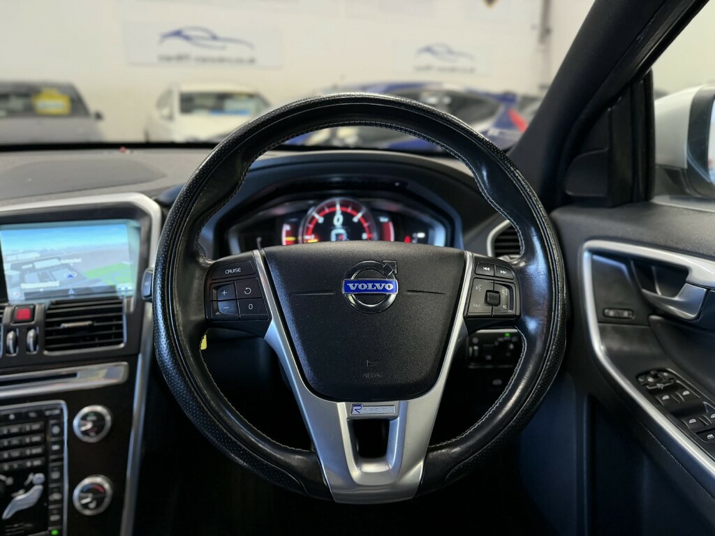 Volvo XC60 R-design White #31