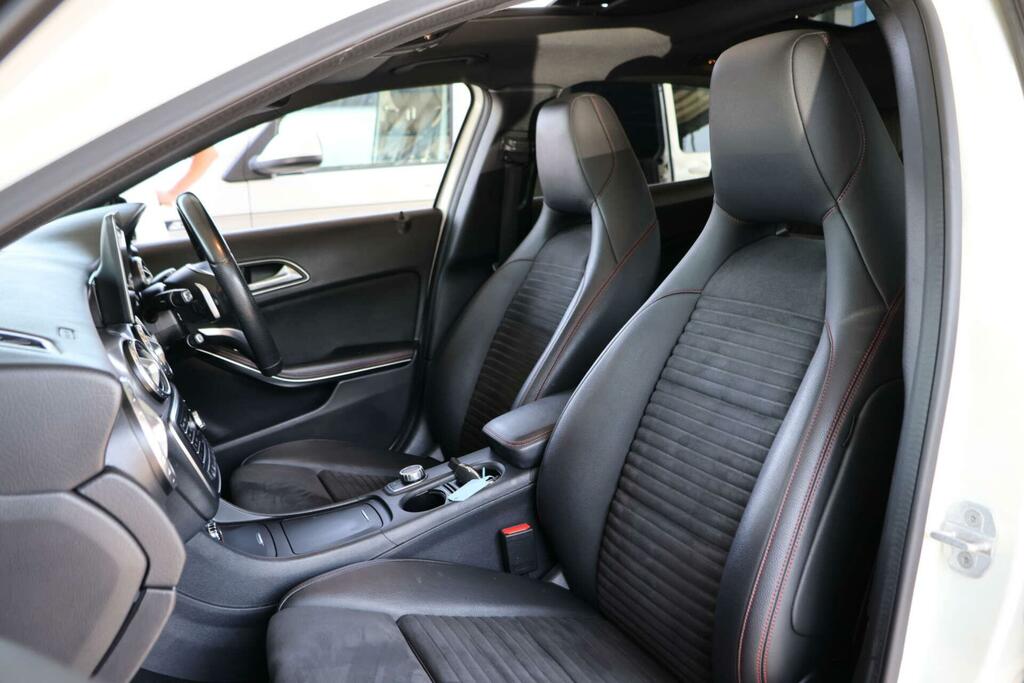 Mercedes-Benz GLA Class 200D 4Matic Sport Premium Red #9