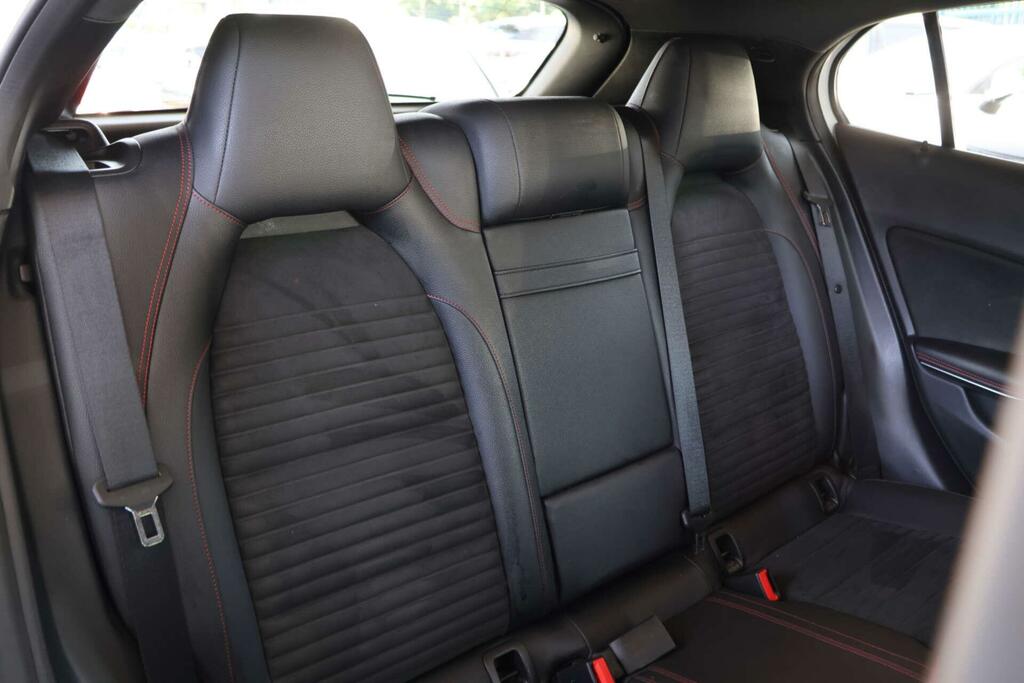 Mercedes-Benz GLA Class 200D 4Matic Sport Premium Red #7