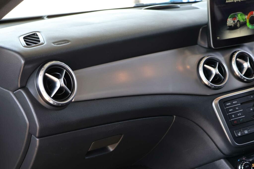 Mercedes-Benz GLA Class 200D 4Matic Sport Premium Red #11