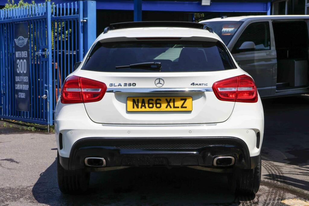 Mercedes-Benz GLA Class 200D 4Matic Sport Premium Red #12
