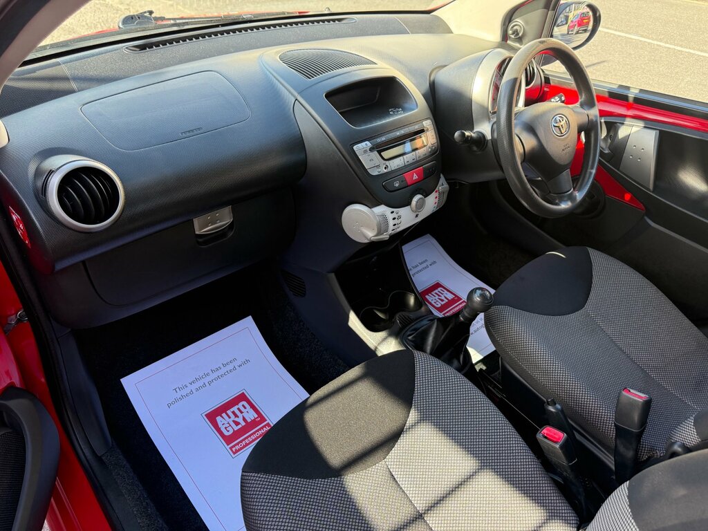 Toyota Aygo Fire White #9