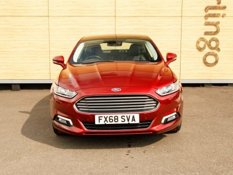 Ford Mondeo Saloon Red #5