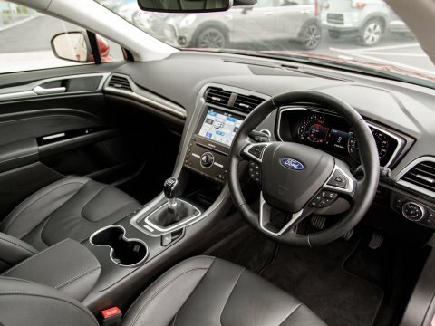 Ford Mondeo Saloon Red #4