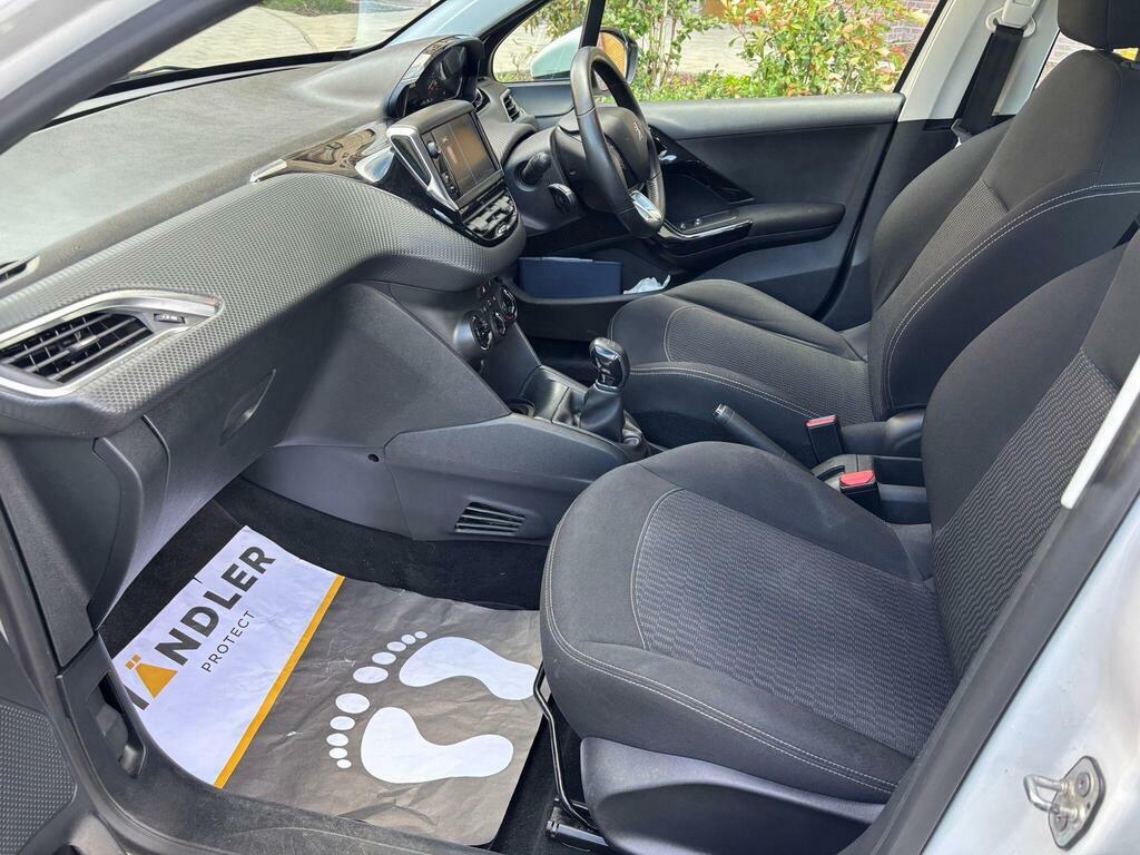 Peugeot 208 Active White #51