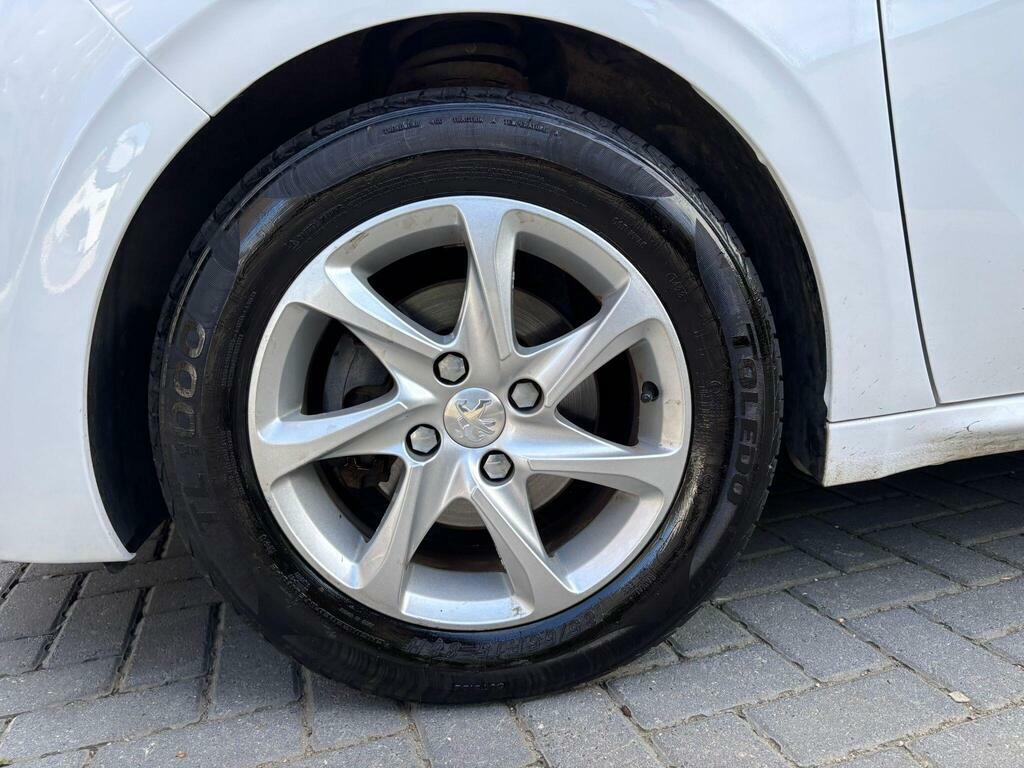 Peugeot 208 Active White #46