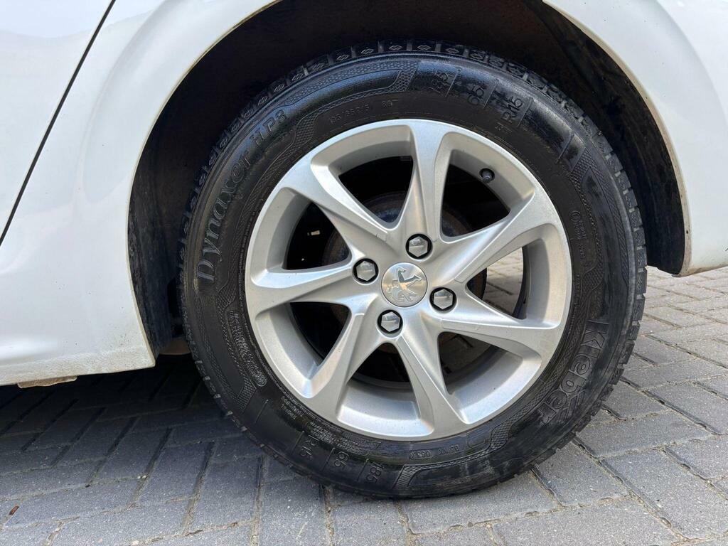 Peugeot 208 Active White #43