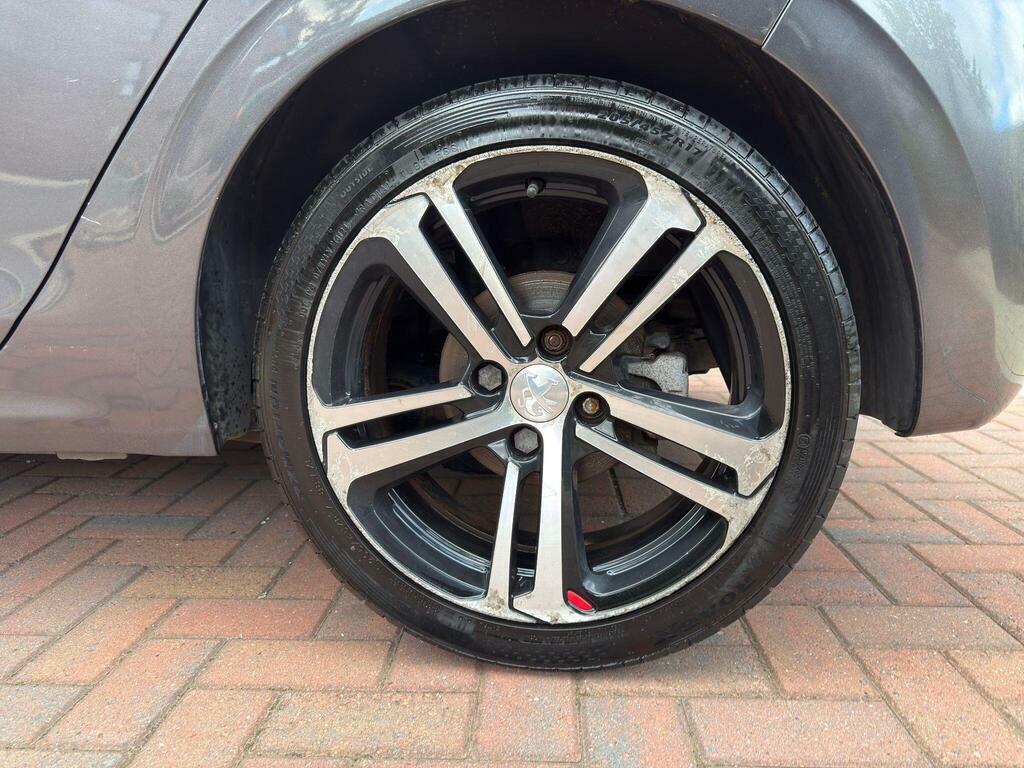 Peugeot 208 Black Edition White #60