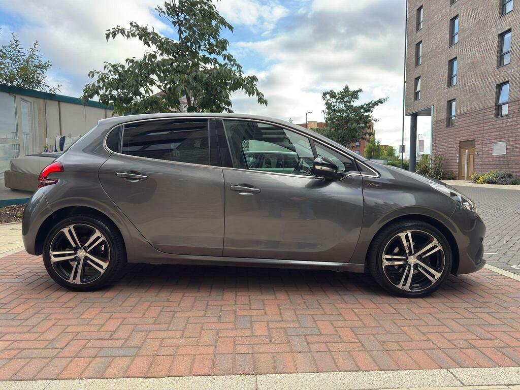 Peugeot 208 Black Edition White #34
