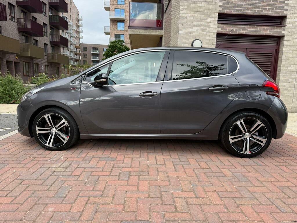 Peugeot 208 Black Edition White #29