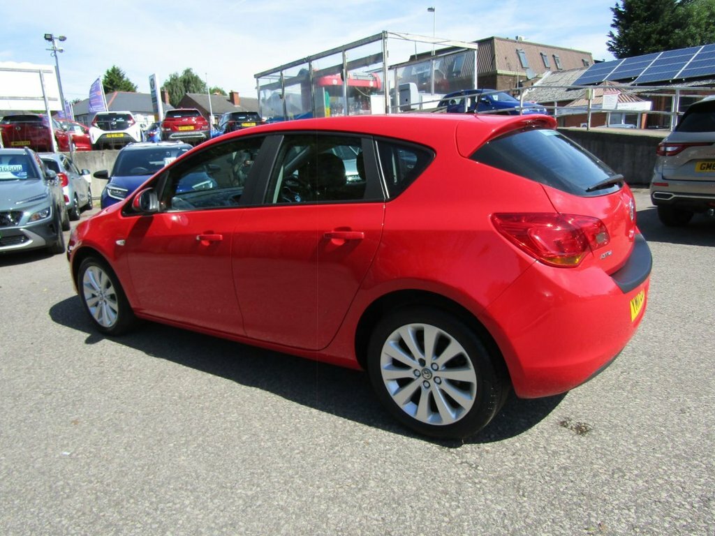 Vauxhall Astra 1.4L Exclusiv Red #5