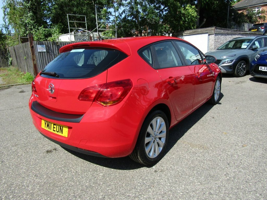 Vauxhall Astra 1.4L Exclusiv Red #3