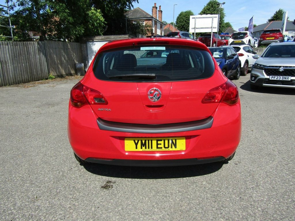 Vauxhall Astra 1.4L Exclusiv Red #4