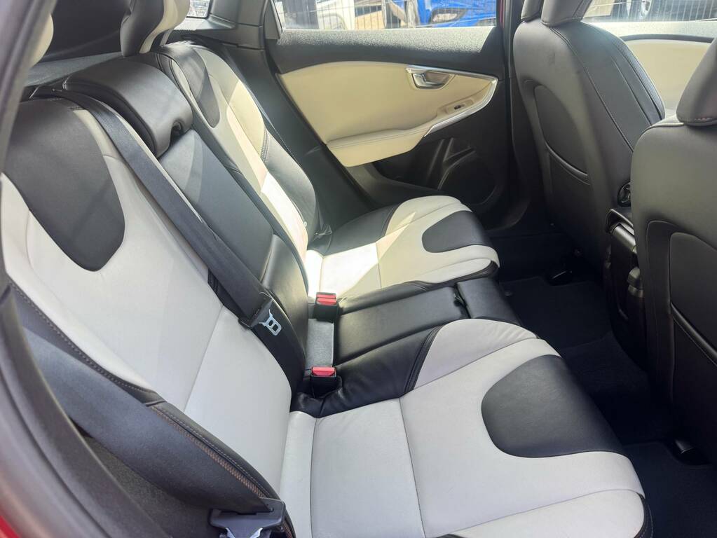 Volvo V40 Cross Country D2 Cross Country Lux Red #6