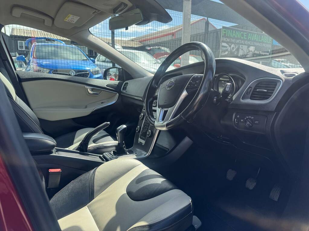 Volvo V40 Cross Country D2 Cross Country Lux Red #5