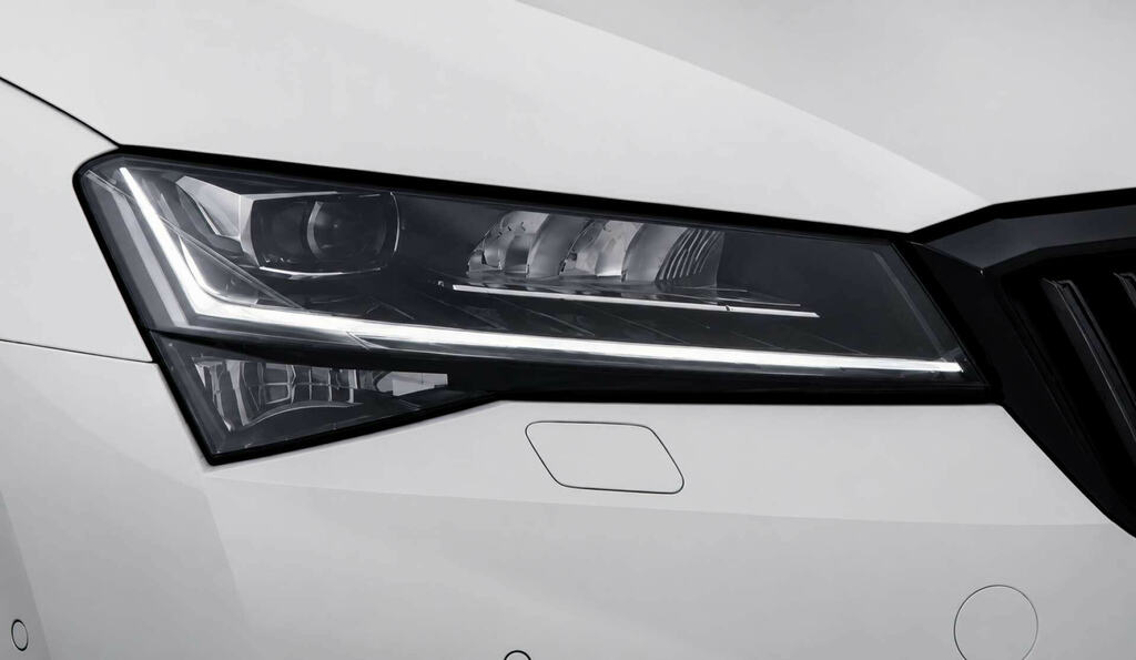 Skoda Superb 2.0 Superb Sportline Tdi White #4