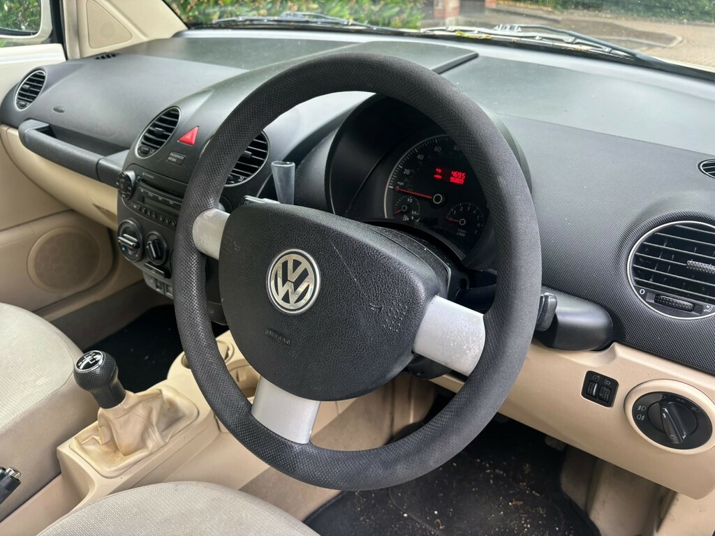 Volkswagen Beetle 2.0 Cabriolet Yellow #11