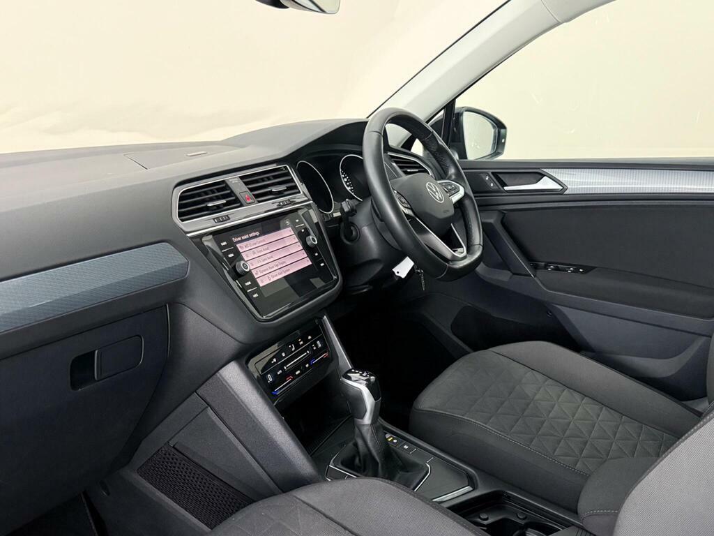 Volkswagen Tiguan 1.5 Tsi Life Dsg Euro 6 Ss WK22NBF Black #4