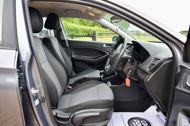 Hyundai I20 Hatchback White #24