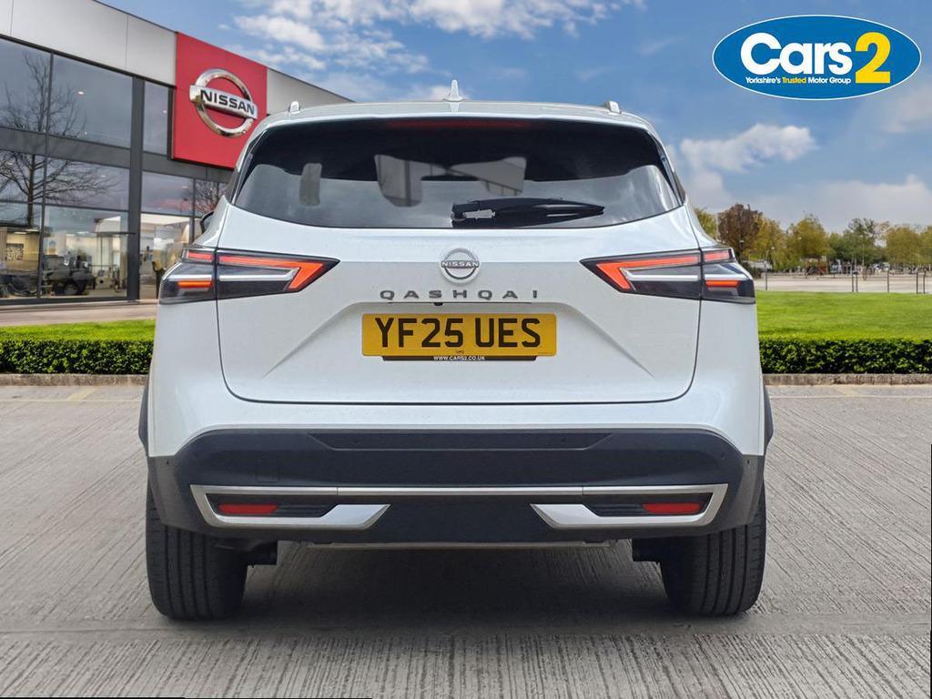 Nissan Qashqai 1.3 Dig-t Mh 158 N-connecta Xtronic YF25UES White #4